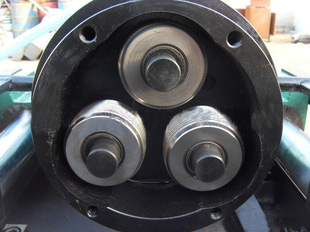 鋼筋直螺紋滾絲機(jī)使用前滾絲輪及偏心套的安裝方法？